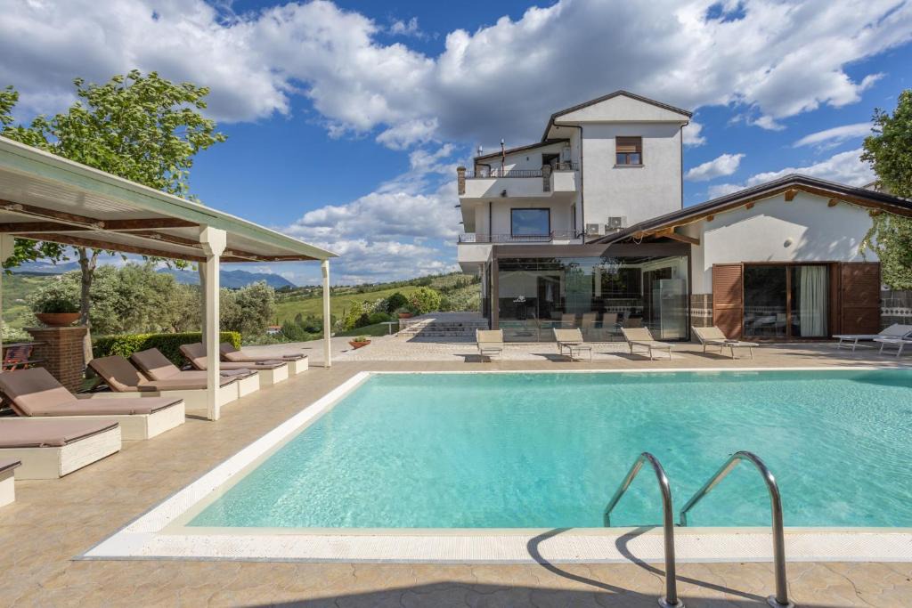 Caiazzo Villa | Villa Santoro ai TRE Ulivi con Piscina Privata