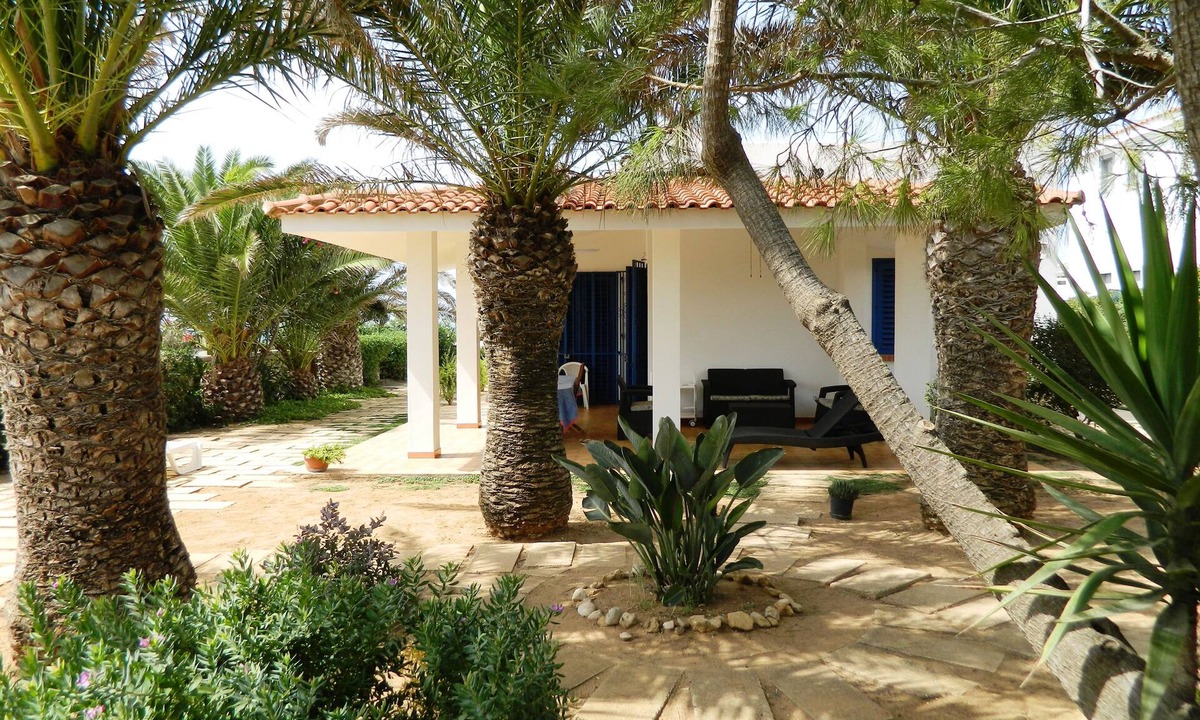 Santa Croce Camerina Villa | Villa Sara: beaches, cliffs ./Villa Sara, beaches, cliffs .