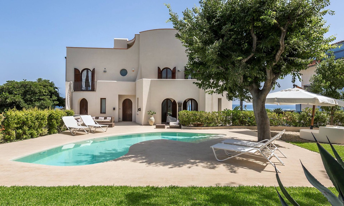 Giardini Naxos Villa | Villa Schisò, exclusive location for 12 people, in front of the sea with pool.