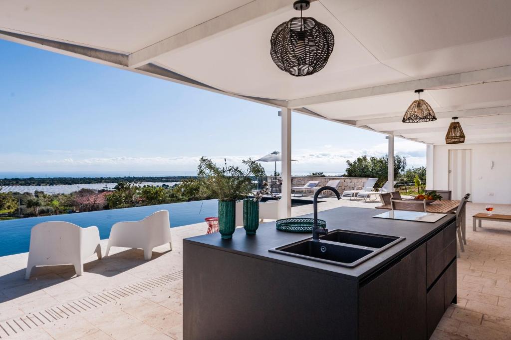 Casa Papa House | Villa Timpazza Vista Mare 4 camere con Piscina Riscaldata - Jacuzzi - Palestra - WIFI - Parcheggio -