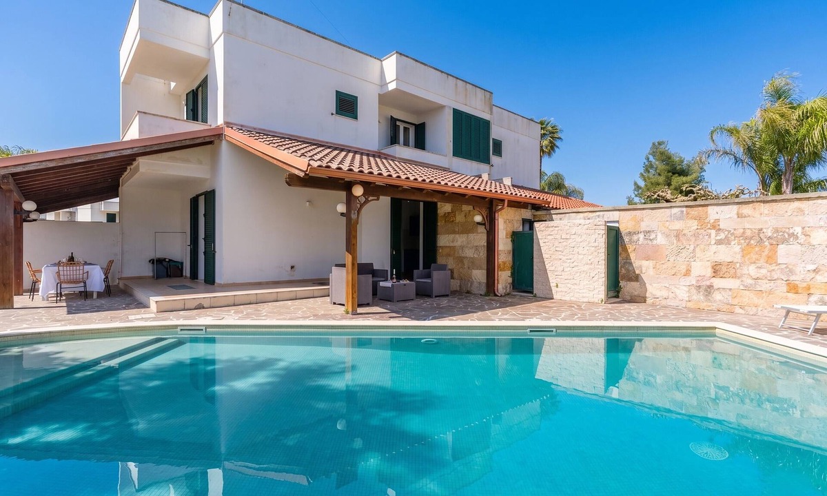 Torre dell'Orso Villa | Villa Vittoria: 13 Guests, Private Pool, Wi-Fi & Air Conditioning