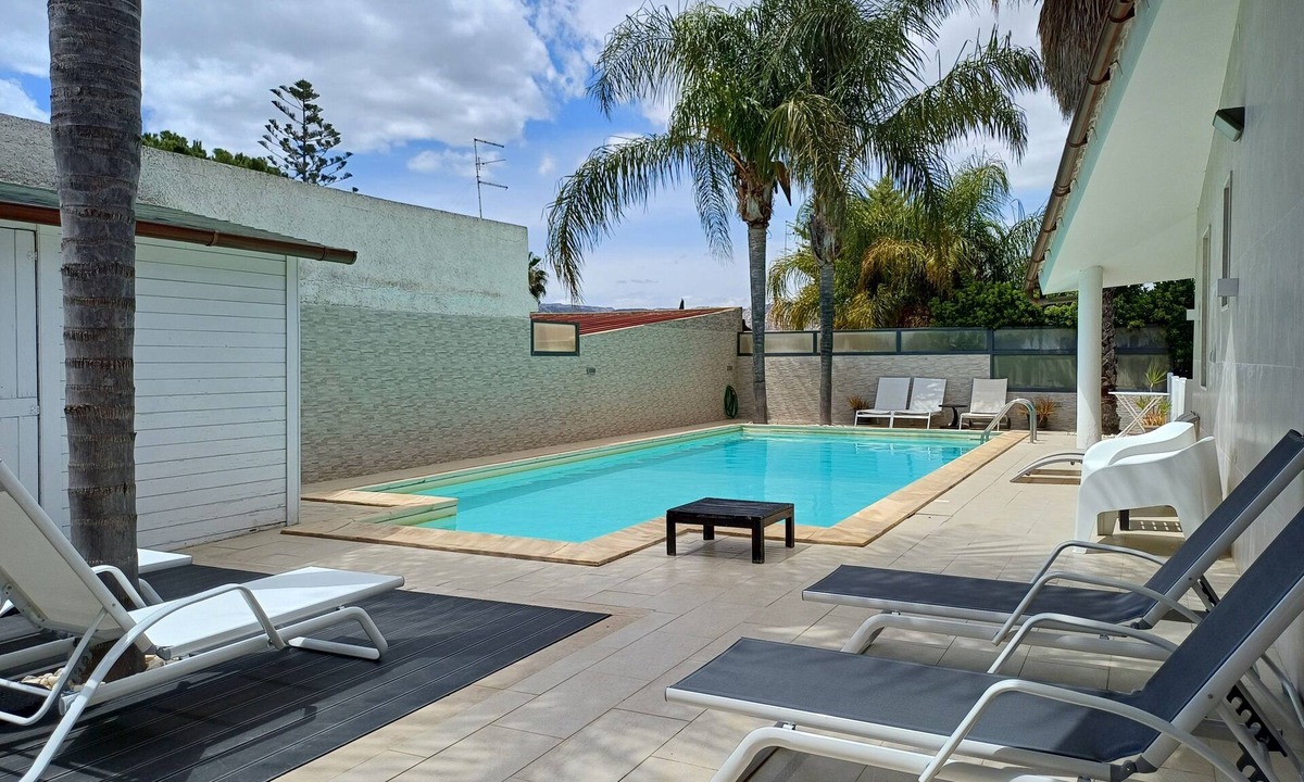 Fontane Bianche Villa | Villa with pool sleeps 12 3 Bathrooms - Air conditioning WiFi free
