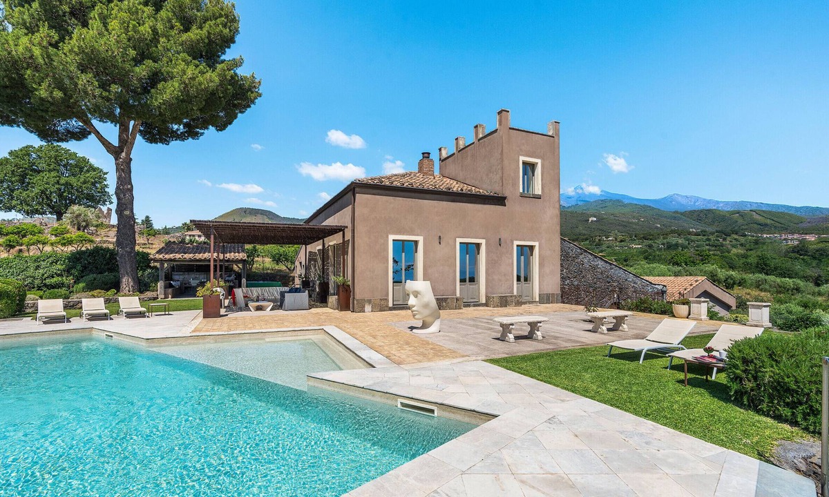 Zafferana Etnea Villa | Villa with private pool, wellness and small football pitch