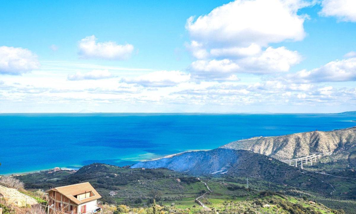 Tusa Apartment | With a beautiful view of the sea, this comfortable vacation apartment in Tusa welcomes you.