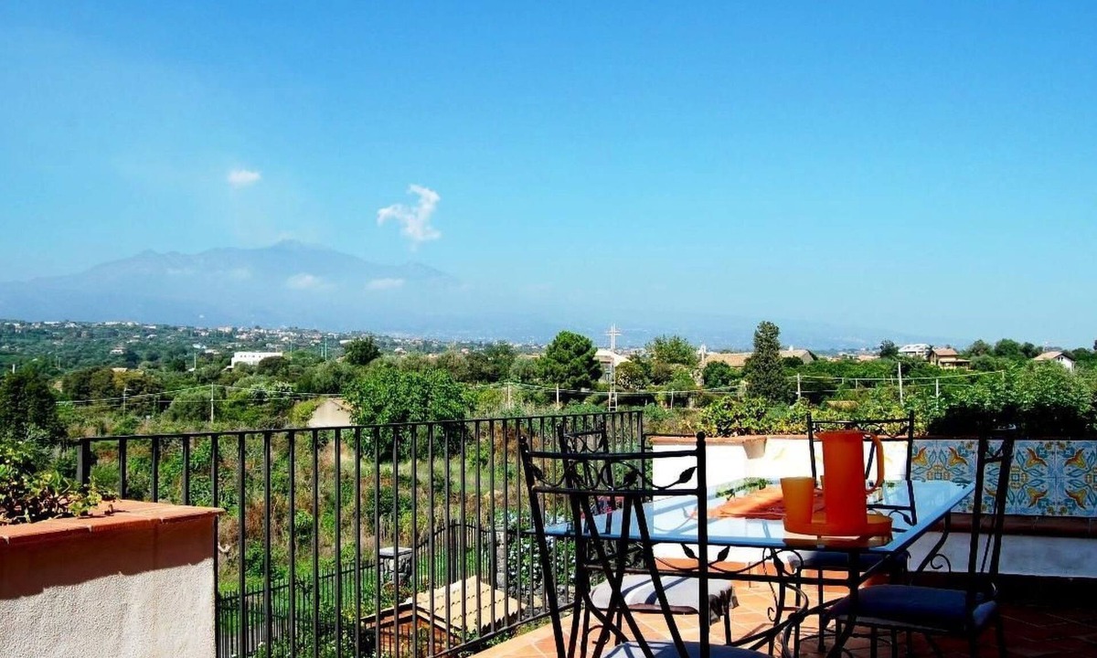 Santa Tecla Apartment | Wohnung 'Casa Etna' mit Wasserblick by Interhome