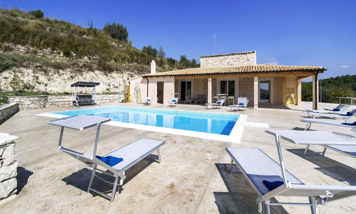 Giarratana Villa | Wonderful private villa for 8 guests with A/C, private pool, WIFI, TV and terrace