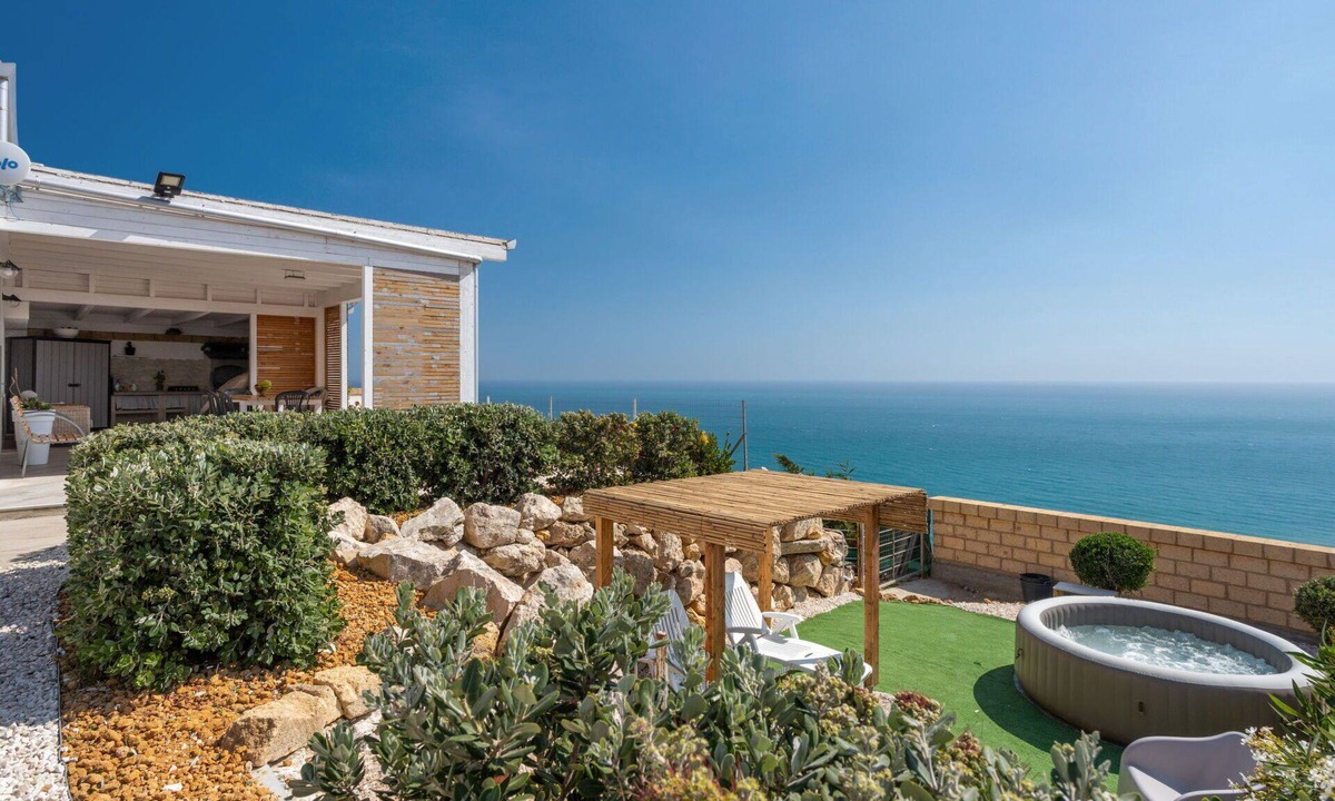 Pergole Villa | Wonderful private villa for 6 guests with A/C, WIFI, TV, terrace, pets allowed and panoramic view