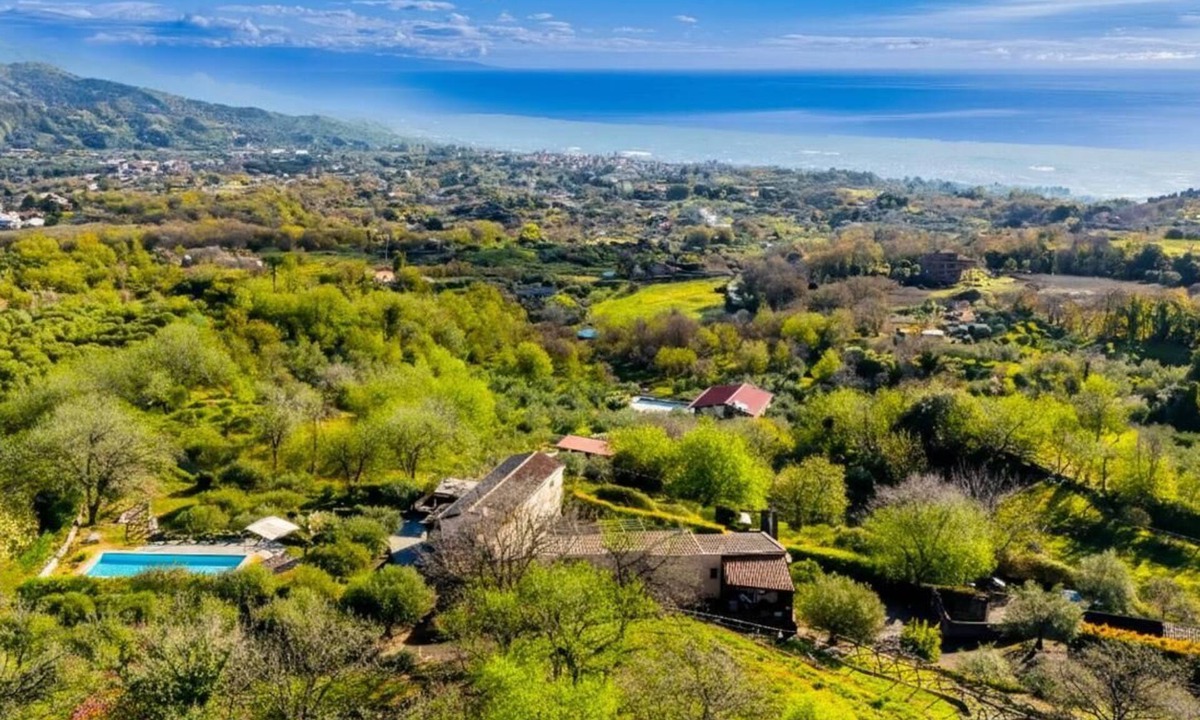 Piedimonte Etneo Villa | Wonderful Sicilian villa, built entirely of typical lava stone