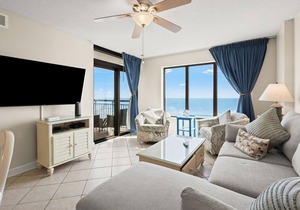 Steps from the ocean, spacious condo w/fitness center, indoor and outdoor pools, hot tub in North Myrtle Beach