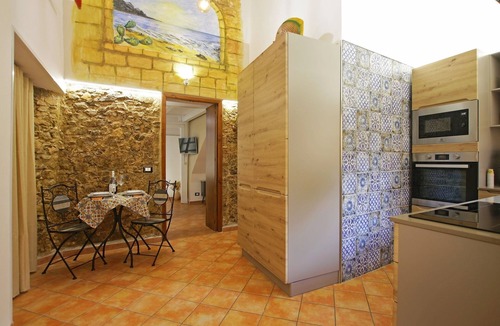 Cefalu House | 2 bedrooms flat, patio, 2 minutes walk from the centre, free public parking