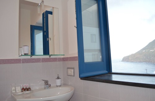 Malfa House | A Alera Room and Breakfast