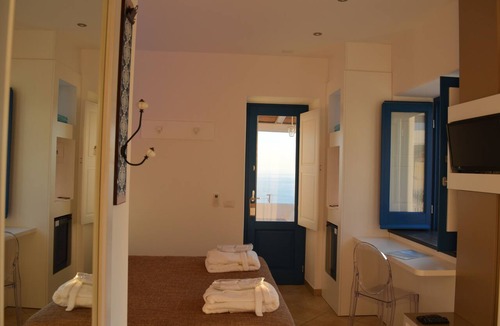 Malfa House | A Alera Room and Breakfast