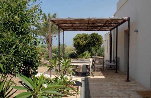Cava dʼAliga Villa | A house on the bay of Cava d'Aliga, for a break between the sea and the hinterland.