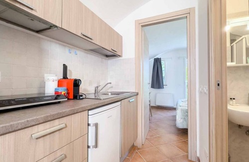 Carrodano Inferiore House | Affittacamere Il Gelsomino 2 is a cozy one-bedroom apartment located in the village of Carrodano, in the inland area of La Spezia province. It is a perfect base for exploring Liguria and the famous Cinque Terre while enjoying a peaceful and relaxing envi