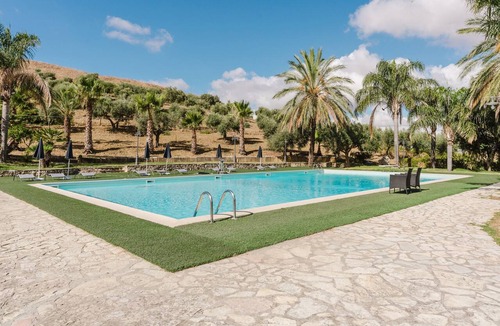 Monreale Apartment | Agriturismo Ponte Calatrasi Room 'Quadrupla 2' with Shared Pool, Wi-Fi and Air Conditioning