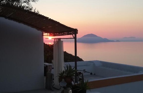 Alicudi Porto Bed & Breakfast | Alicudi Giardino dei Carrubi- al gradino 365