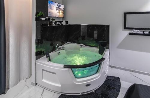 Rosolini House | Amour - House with Private Jacuzzi