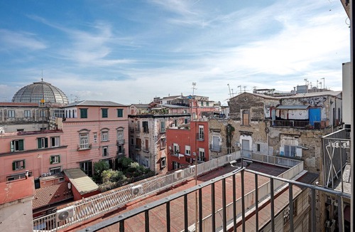 Quartieri Spagnoli Apartment | Antica Dimora Deluxe 2 with Balcony, Wi-Fi and Air Conditioning