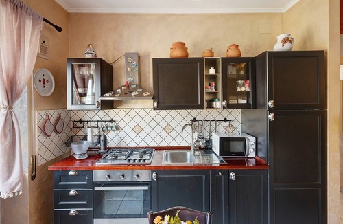 Fuorigrotta Apartment | Antonio's Home: Pet-Friendly Retreat
