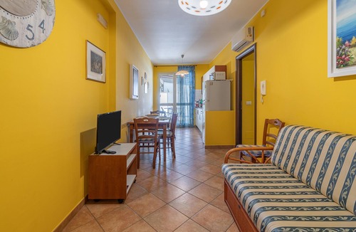 Portopalo di Capo Passero Apartment | Apartment 'Giove with Large Sea View Balcony', Wi-Fi and Air Conditioning