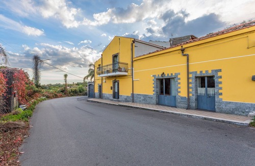 Fiumefreddo di Sicilia Apartment | Apartment 'Casa Valerio' with Sea View, Wi-Fi and Air Conditioning