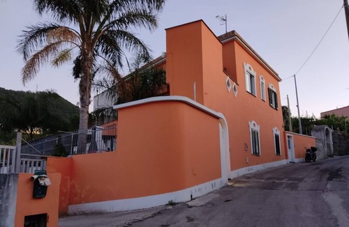 Ischia Ponte Apartment | Apartment '3 Vista Giardino' with Shared Garden, Wi-Fi and Air Conditioning