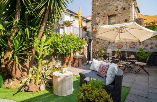 Fiumefreddo di Sicilia Apartment | Apartment 'A Ugghia- Dependance' with Shared Garden & Hot Tub, Air Conditioning