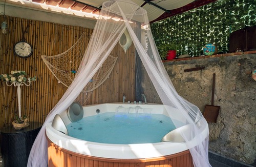 Fiumefreddo di Sicilia Apartment | Apartment 'A Ugghia- I Mori': Shared Garden & Hot Tub, Wi-Fi & Air Conditioning