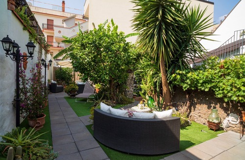 Fiumefreddo di Sicilia Apartment | Apartment 'A Ugghia- I Mori': Shared Garden & Hot Tub, Wi-Fi & Air Conditioning