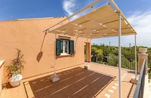 Pozzallo Apartment | Apartment 'Alla Corte Di Nonna Maria' with Sea View and Air Conditioning