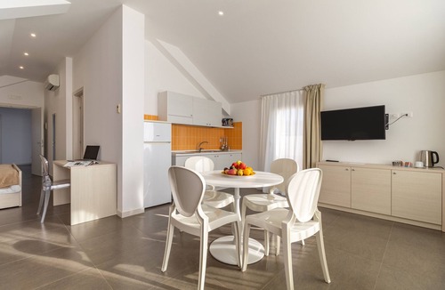 Chiaramonte Gulfi Apartment | Apartment "Aparthotel Grel Suite 208" with Mountain View, Terrace & Wi-Fi