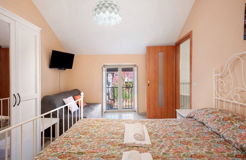 Gragnano Apartment | Apartment 'Bilocale Standard' with Sea View, Shared Garden and Wi-Fi