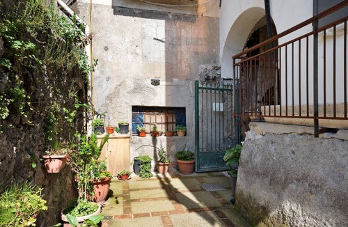 Gragnano Apartment | Apartment 'Bilocale Standard' with Sea View, Shared Garden and Wi-Fi
