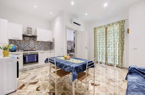 Partinico Apartment | Apartment 'Blue Dreams' with Air Conditioning