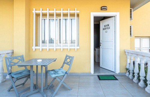Contrada Pantano d'Arci Apartment | Apartment 'Camera 02 Con Balcone - Terrazza' with Mountain View, Wi-Fi and Air Conditioning