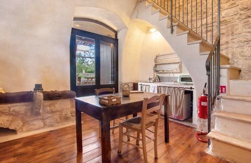 Bisceglie Apartment | Apartment 'Carrubo' with Shared Terrace, Shared Garden and Wi-Fi