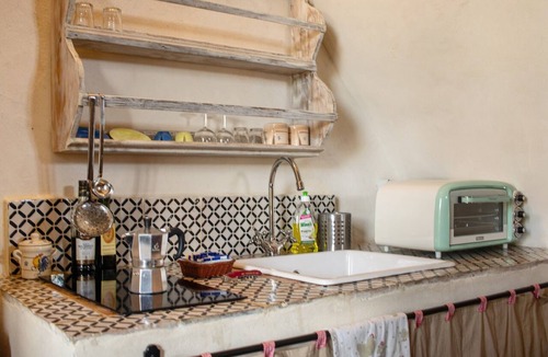 Bisceglie Apartment | Apartment 'Carrubo' with Shared Terrace, Shared Garden and Wi-Fi