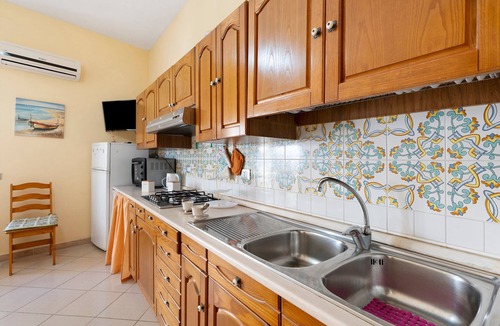 Trappeto Apartment | Apartment 'Casa Sole Mare' with Balcony, Wi-Fi and Air Conditioning