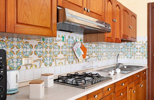 Trappeto Apartment | Apartment 'Casa Sole Mare' with Balcony, Wi-Fi and Air Conditioning