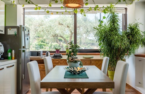 Montallegro Apartment | Apartment 'Con Veranda E Cucina' with Mountain View, Wi-Fi and Air Conditioning