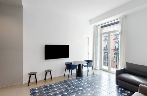 Quartieri Spagnoli Apartment | Apartment 'Deluxe In Via Toledo' with Balcony, Wi-Fi and Air Conditioning