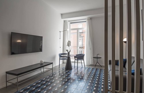 Quartieri Spagnoli Apartment | Apartment 'Deluxe In Via Toledo' with Balcony, Wi-Fi and Air Conditioning