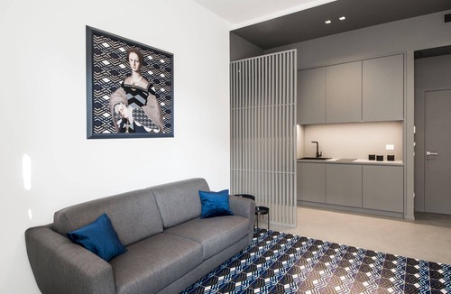 Quartieri Spagnoli Apartment | Apartment 'Deluxe In Via Toledo' with Balcony, Wi-Fi and Air Conditioning