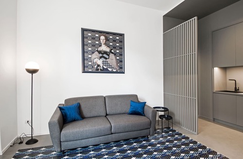 Quartieri Spagnoli Apartment | Apartment 'Deluxe In Via Toledo' with Balcony, Wi-Fi and Air Conditioning