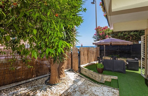 Aci Castello Apartment | Apartment 'Holiday Home Castello' with Sea View, Wi-Fi and Air Conditioning