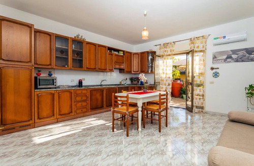 Fondachello Apartment | Apartment 'Il Giardino Delle Ninfe' with Mountain View, Wi-Fi and Air Conditioning