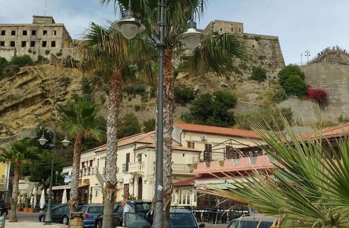 Parghelia Apartment | Apartment in Parghelia with terrace and sun loungers