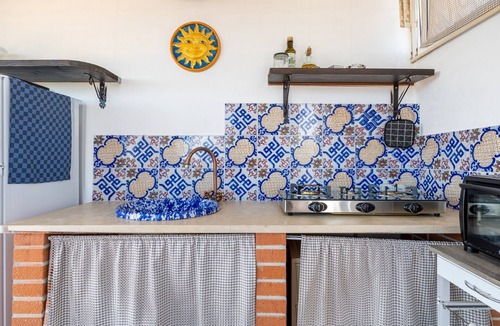 Casa Papa Apartment | Apartment 'In Villa Con Vista' with Shared Pool, Wi-Fi and Air Conditioning