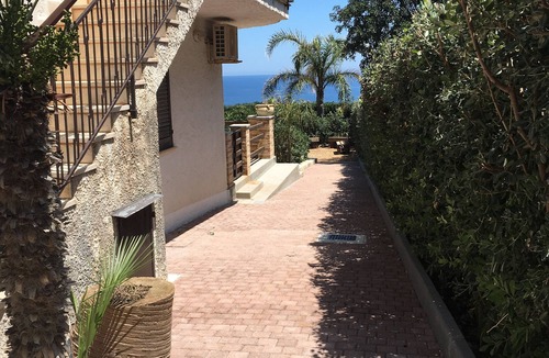 Scopello House | Apartment in villa facing the sea and direct access to Cala Rossa trail surrounded by green nature of the Mediterranean.