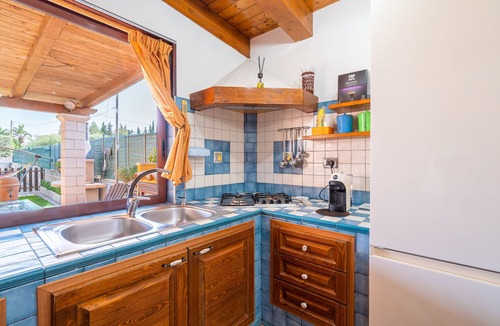 Noto Marina Apartment | Apartment 'In Villa Luana' with Mountain View, Wi-Fi and Air Conditioning